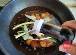 Illustration of how to cook pork belly and braised baby potatoes 11