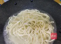 Illustration of how to make a bowl of noodles with soy sauce 7