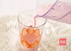Strawberry Milkshake Recipe Illustration 9