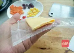 Illustration of how to make Christmas tree salad 7