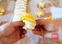 Illustration of how to make two-color flower rolls 9