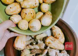 Illustration of how to make fresh taro, snail slices, black beans, gorgon seeds, Polygonatum odoratum, tea tree mushrooms and stewed hen soup 8