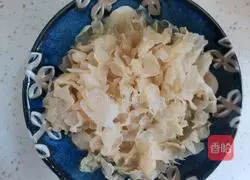 Illustration of how to make papaya milk and white fungus soup 2