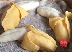 Illustration of how to make banana steamed buns 18