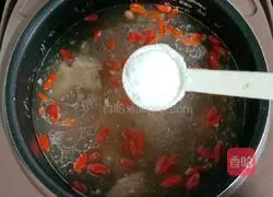 Illustration of how to make scallop, lotus root, peanut and pork bone soup 12