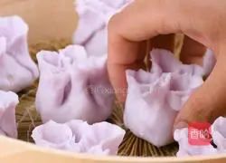 The crystal clear crystal cherry blossom dumplings are delicious and delicious.Illustration of how to fall in love with one sip 7