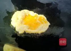 Illustration of how to make vegetable and egg noodle soup 4