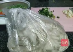 Illustration of how to make green pepper and shredded pork noodles 5