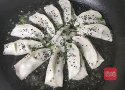 Illustration of how to make pot stickers with chives and pork stuffing 8