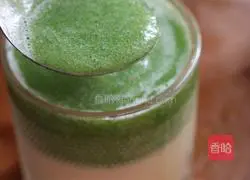 Illustration of how to make pineapple and cucumber juice 8