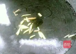 Bean sprouts and shredded pork soup recipe 5