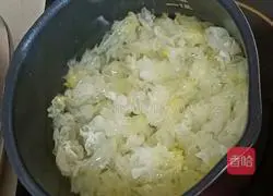 Illustration of how to make cold white fungus and broccoli 4