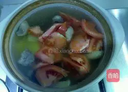 Illustration of how to make tomato, potato and beef soup 7