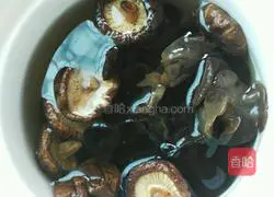 Illustration of how to make shrimp and mushroom soup 1