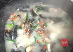 Illustration of how to make black fish soup 9