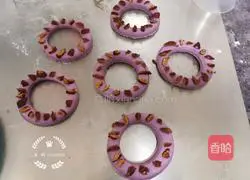 Illustration of how to make purple sweet potato and red date donuts 10