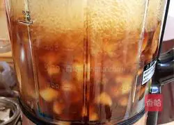 Illustration of how to make red date and lotus root soup 9