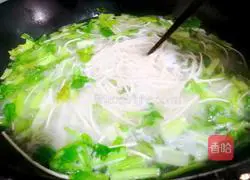 Illustration of how to make boiled celery noodles 6