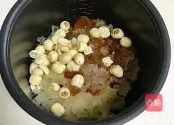 Illustration of how to make peach gum, white fungus and pineapple sweet soup 3