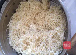 Illustration of how to stir-fry shredded pork with dragon beard 1