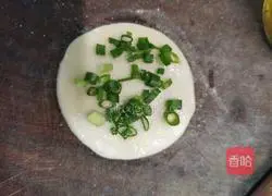 Illustration of how to make dumpling skin scallion pancakes (quick breakfast) 8