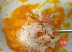 Illustration of how to make pumpkin hot dog rolls 5