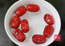 Illustration of how to make papaya and white fungus soup 2