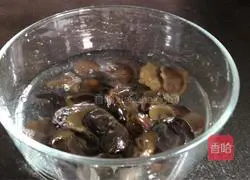 Illustration of how to make fungus and tomato noodle soup 1