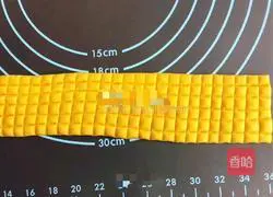 Illustrations of how to make real and fake corn buns 10