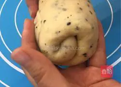 Illustration of how to make sesame and raisin toast 6