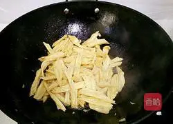 Illustration of how to stir-fry yuba with black fungus 4