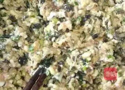 Illustration of how to make wontons stuffed with pork, fungus and mushrooms 7