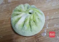 Illustration of how to make two-color mushroom and fresh meat buns 9