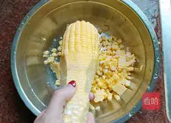 Illustration of how to make corn lean meat and egg custard soup 1