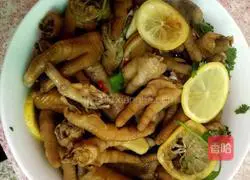 Lemon Illustration of how to make spicy and sour chicken feet 1
