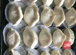 Illustration of making steamed pickled cabbage dumplings 5