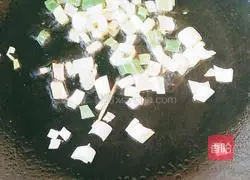 Illustration of how to make egg drop and seaweed soup 5