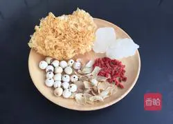 Illustration of how to make lotus seed lily and tremella soup 1