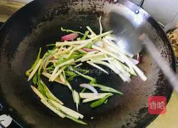 Illustration of how to make fried pork with king oyster mushrooms and green peppers 3