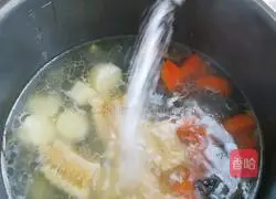 Illustration of how to make black chicken soup 7