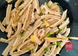 Illustration of how to make tripe and bean sprout soup 5