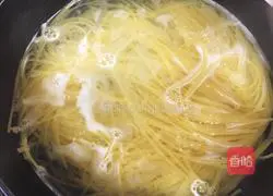 Illustration of how to make spaghetti with fungus and diced meat 5