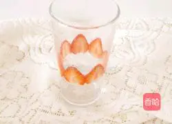 Strawberry Milkshake Recipe Illustration 3