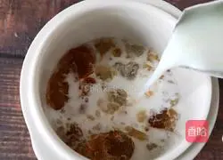 Illustration of how to make peach gum stewed in milk 3