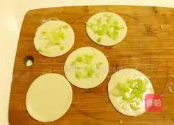 Illustration of how to make dumpling skin green onion cake 3