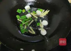 Illustration of how to make casserole and sour soup rolls and fry them 6