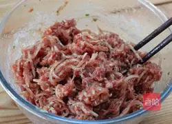 Illustration of how to make steamed noodles with beef and radish dumplings 4