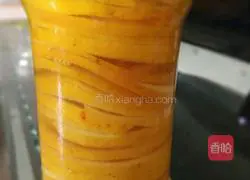 Illustration of how to make lemon honey water 2