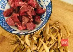 Illustration of how to make daylily beef noodles 2