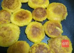 Illustration of making glutinous rice and sweet potato pancakes 9